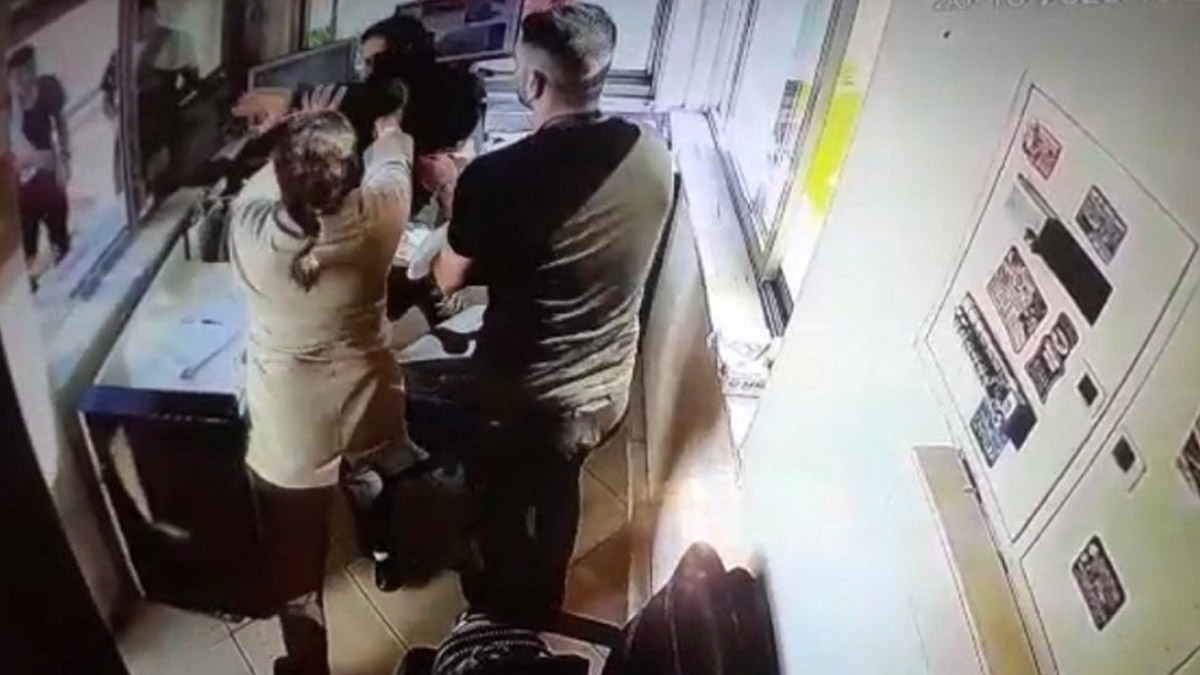 Kargosu evine çıkarılmayan kadın güvenliğe saldırdı: Bizim evin önünde çalışan bir köpeksin