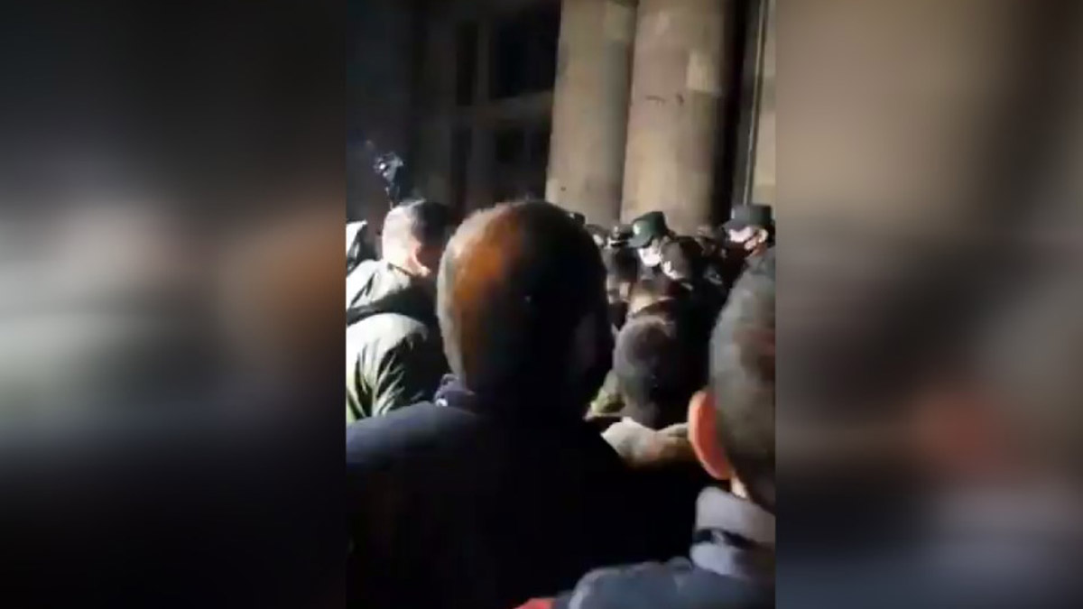 Ermenistan'da halk hükümet binasını bastı