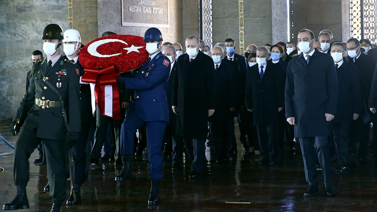 Devlet erkanı Anıtkabir'e çıktı, Atatürk'ü andı