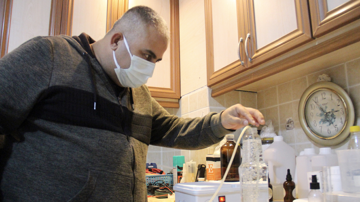 Evini laboratuvara çevirip koronavirüse savaş açtı: Kendi dezenfektanını üretiyor