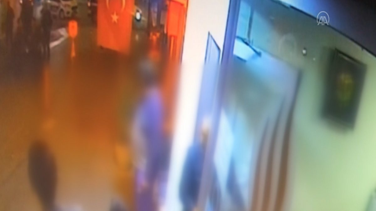 Kavga ettiği adamı boğazından bıçaklayarak kaçtı