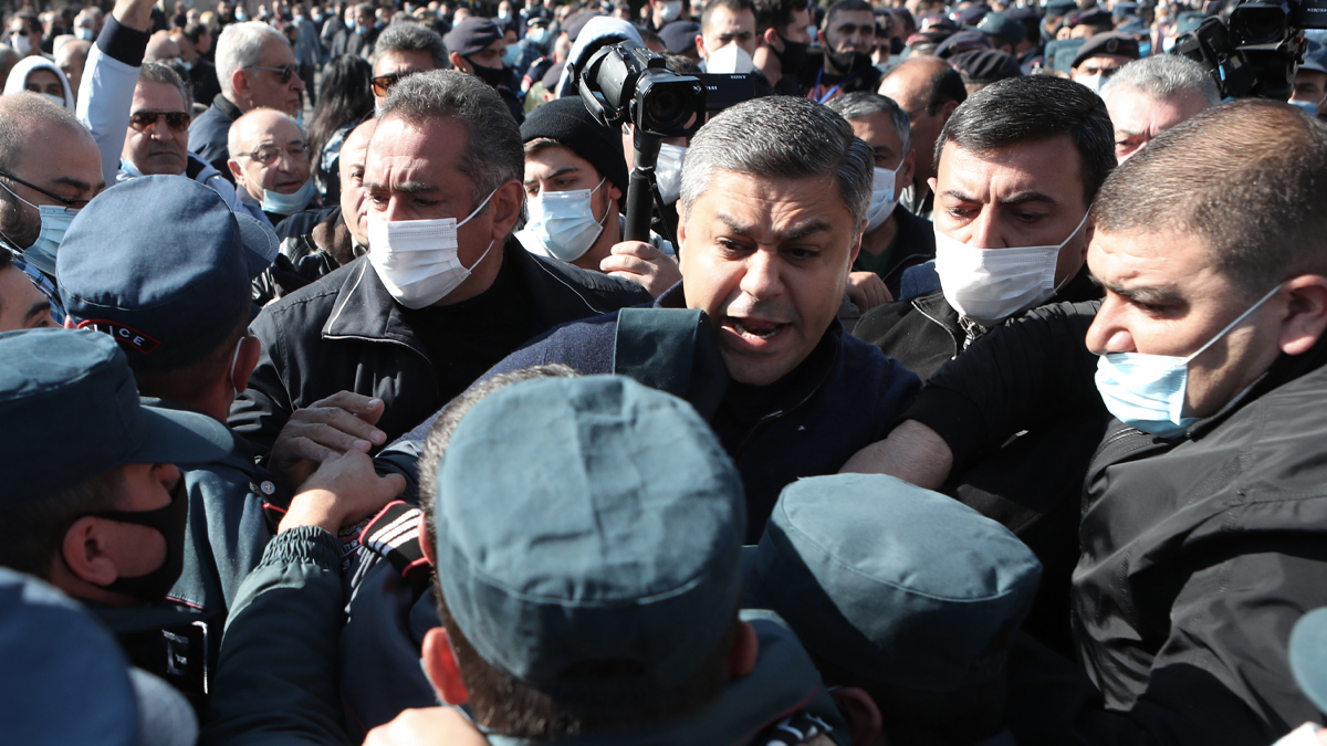 Dağlık Karabağ hezimeti Ermenistan'ı karıştırdı: Paşinyan gitsin