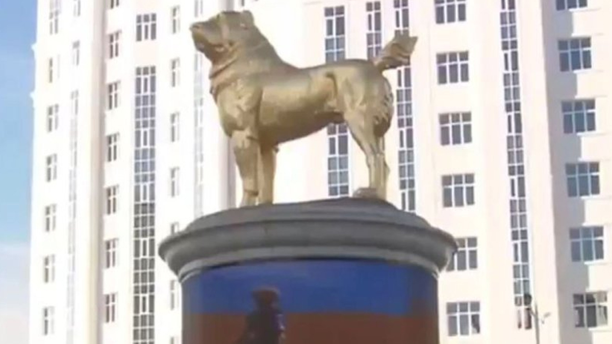 Türkmenistan lideri başkente köpeğinin heykelini diktirdi
