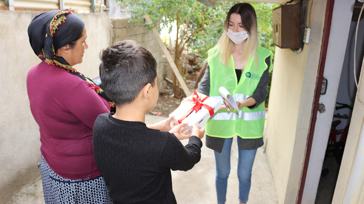 Antalya Büyükşehir'den Serik ve Gazipaşa’da öğrencilere tablet desteği