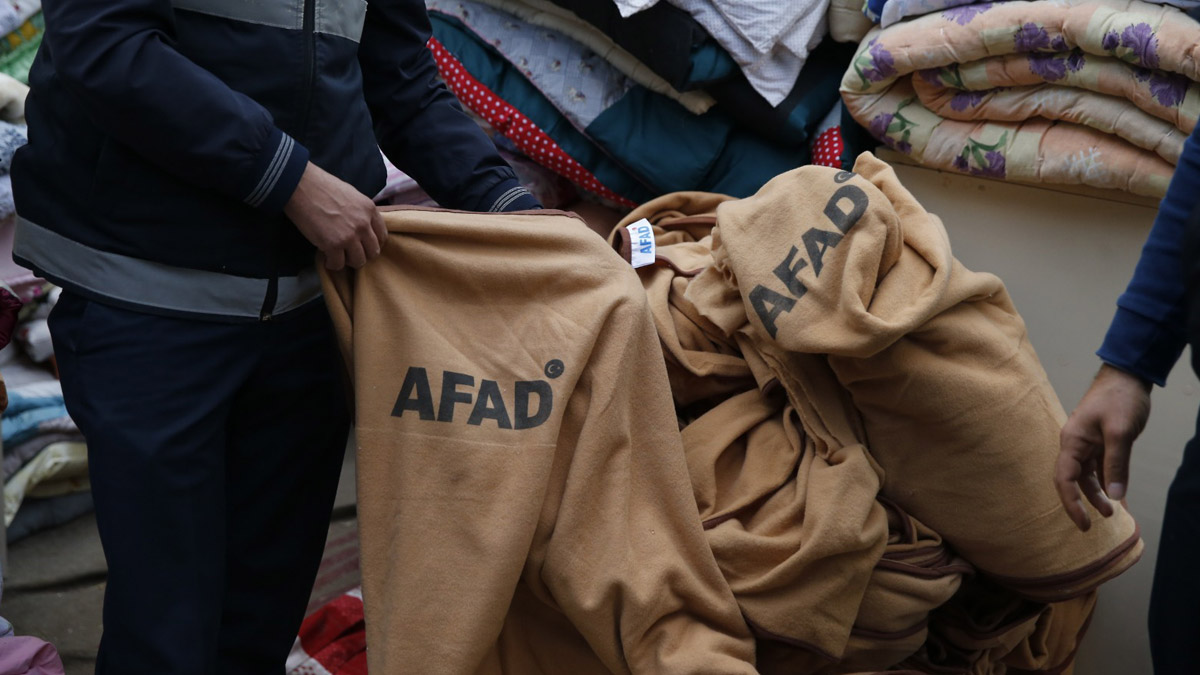 Depremzedelere bu yapılır mı! Battaniyeler tezgaha indi