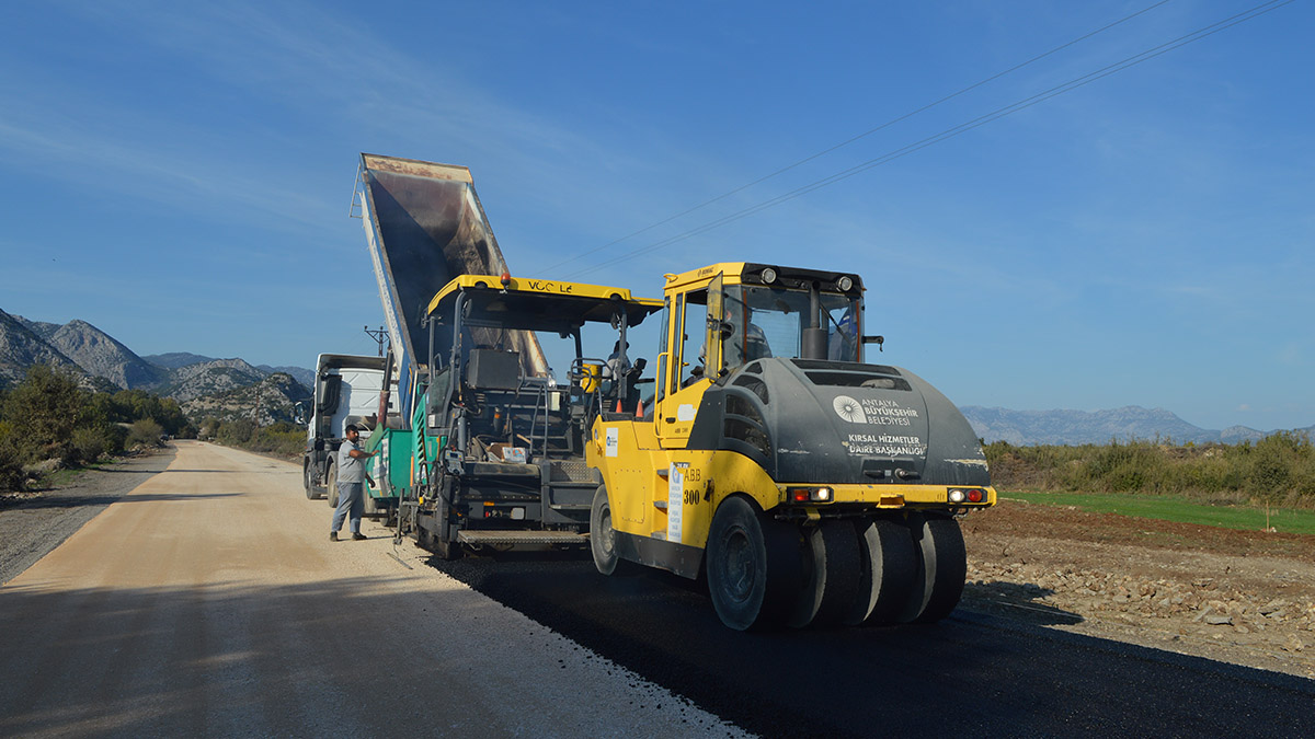 Antalya Büyükşehir'den Döşemealtı'nda asfalt çalışması