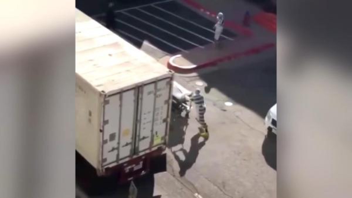 Mahkumlar 2 dolara koronadan ölenlerin cesetlerini taşıyor