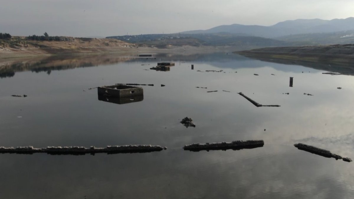 Sular çekildi terk edilen köy ortaya çıktı