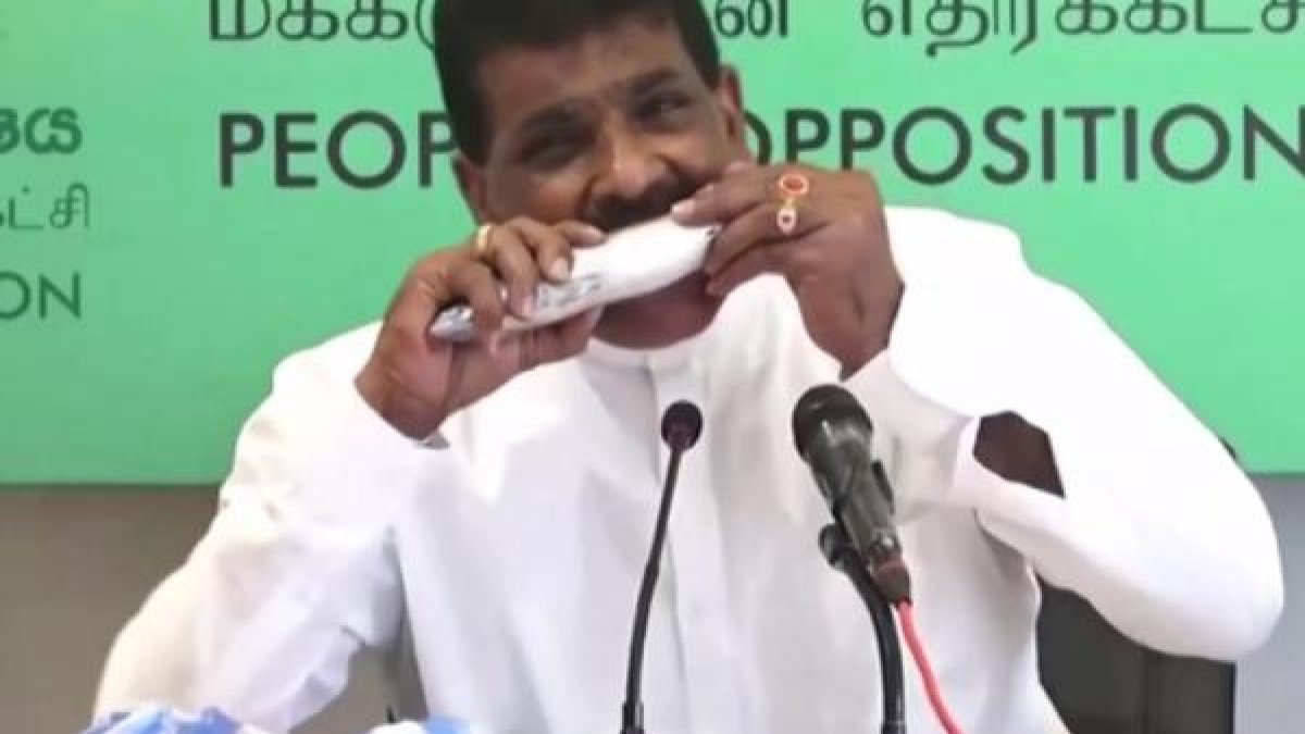 Eski bakan basın toplantısında çiğ balık yedi