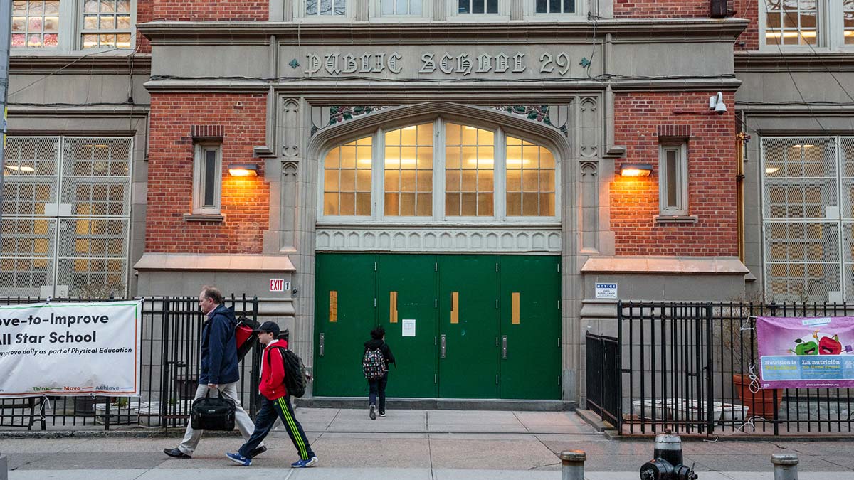 New York'ta okullara yeniden kilit vuruluyor