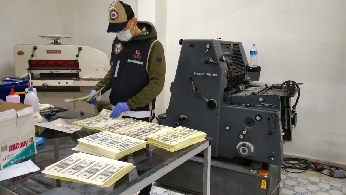 Sahte para için matbaa kurdular: 1,5 milyon dolar yakalandı