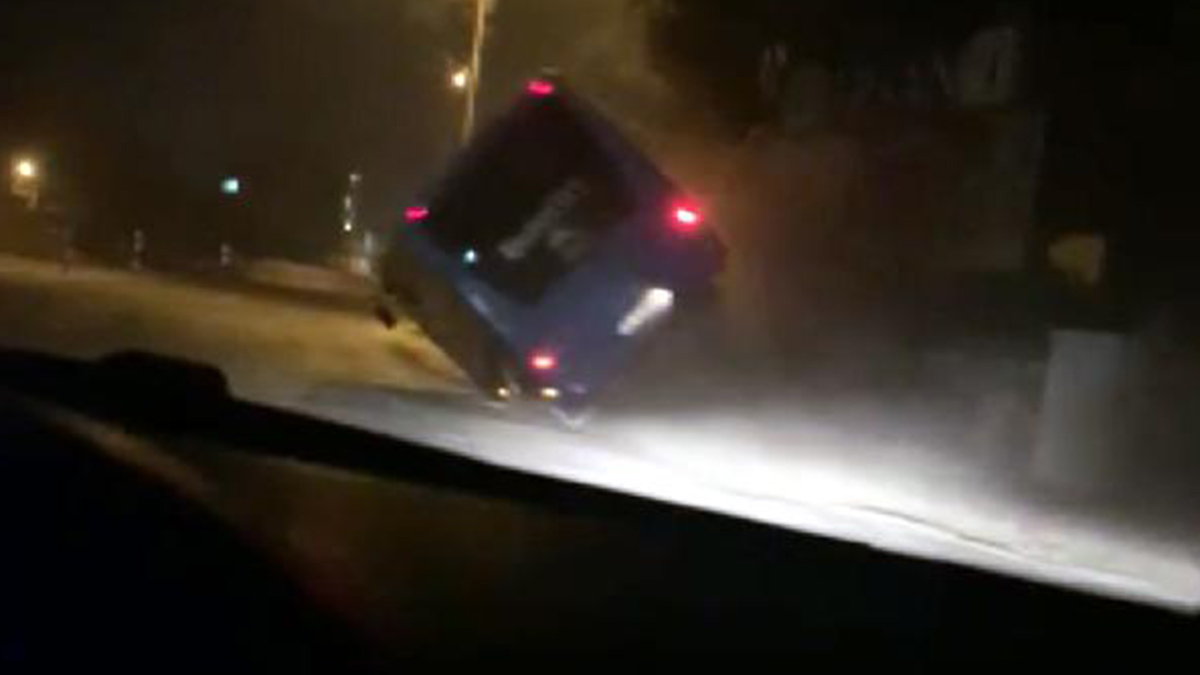 Midibüs çalan gençler kaza yapınca yakalandı