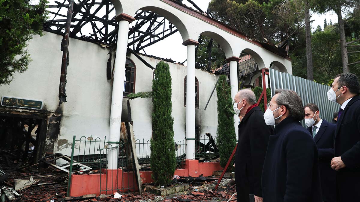 Erdoğan, Vaniköy Camii'nde inceleme yaptı