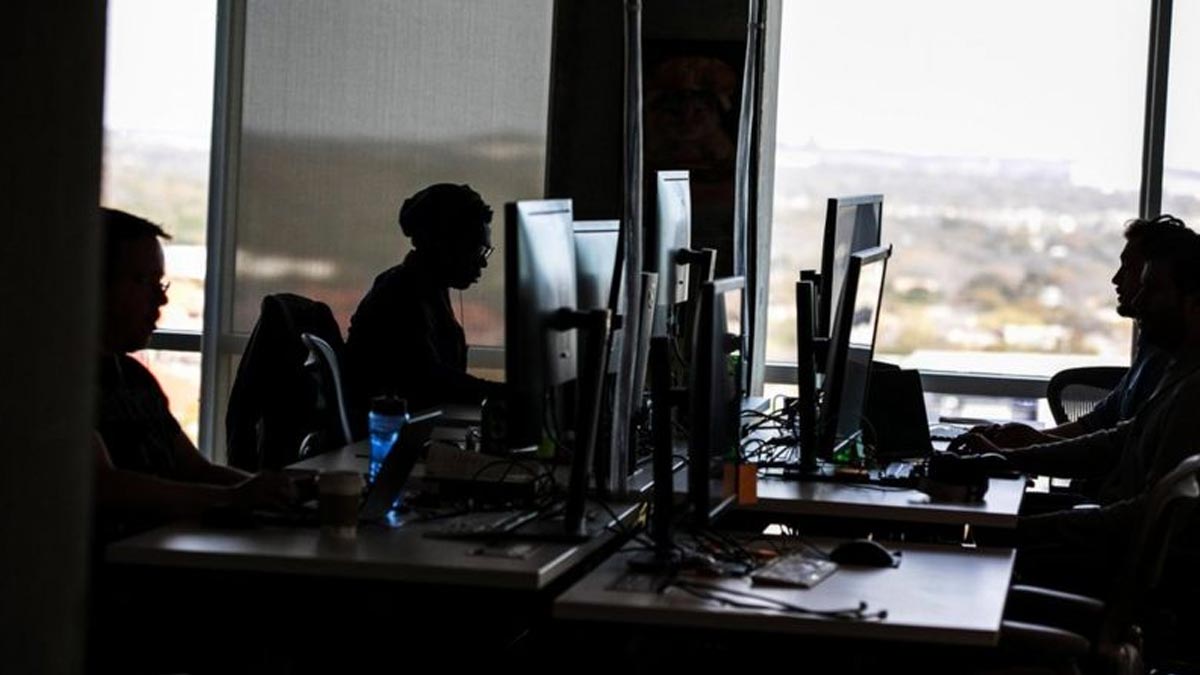 Facebook, çalışanları ofisten çalışmaya zorluyor