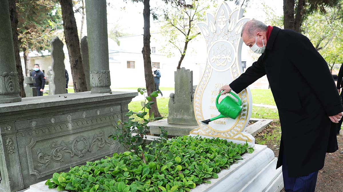 Erdoğan, Ahmet Kekeç ile Şule Yüksel Şenler'in mezarını ziyaret etti