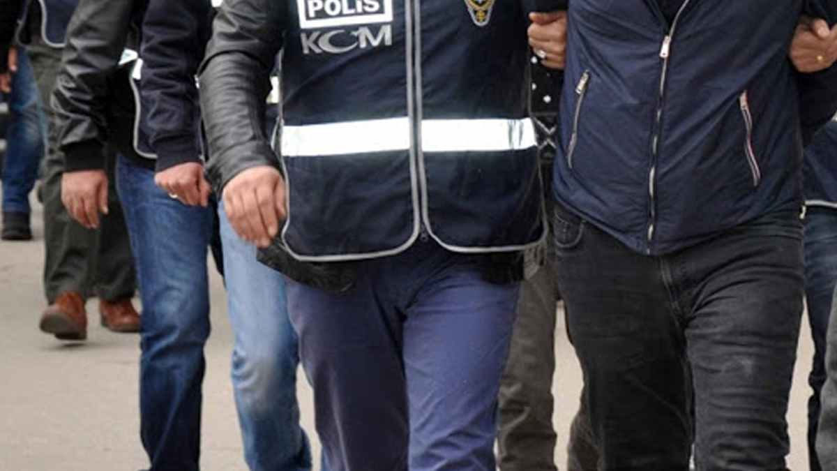 Eski emniyet müdürü sahte kimlikle yakalandı