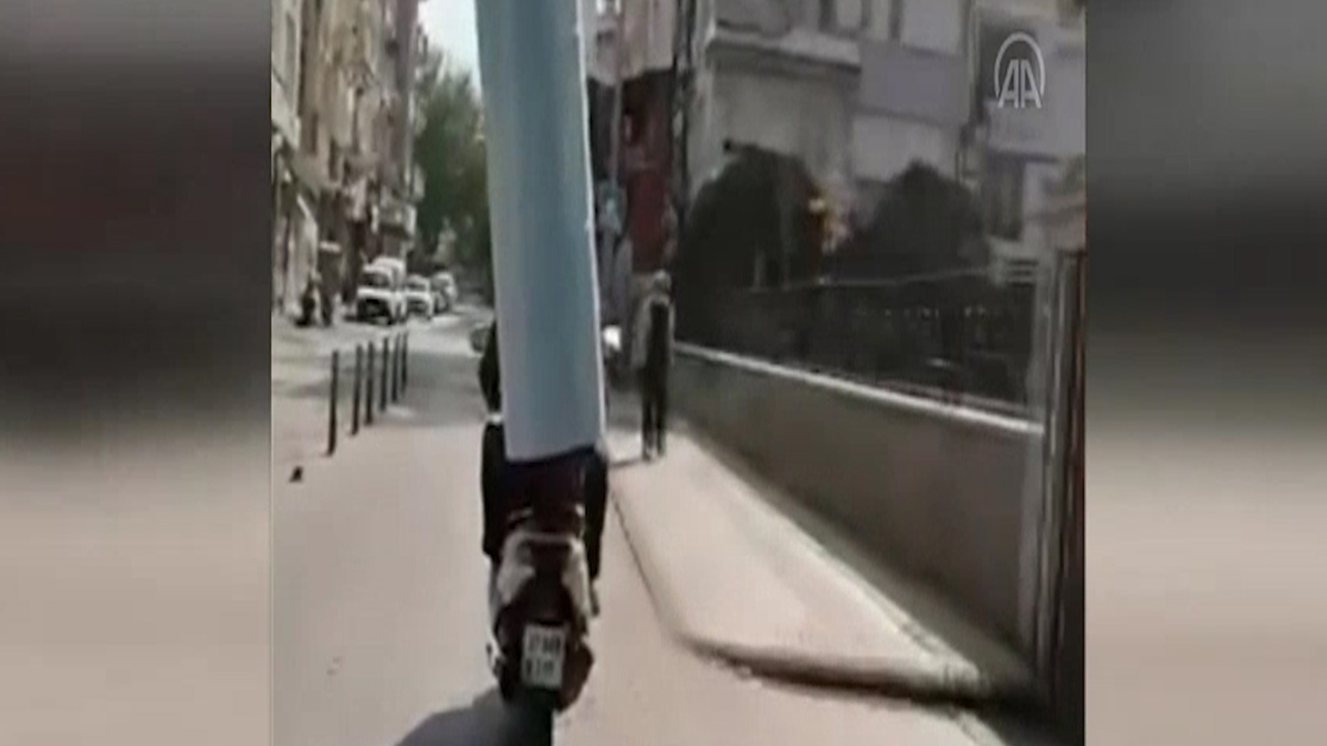 İki metrelik silindiri kafasına taktı