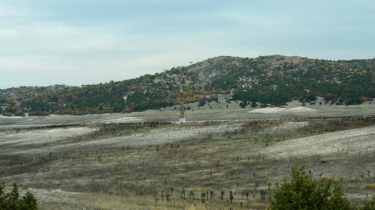 Porsuk Barajı'ndan sular çekildi, eski minare göründü