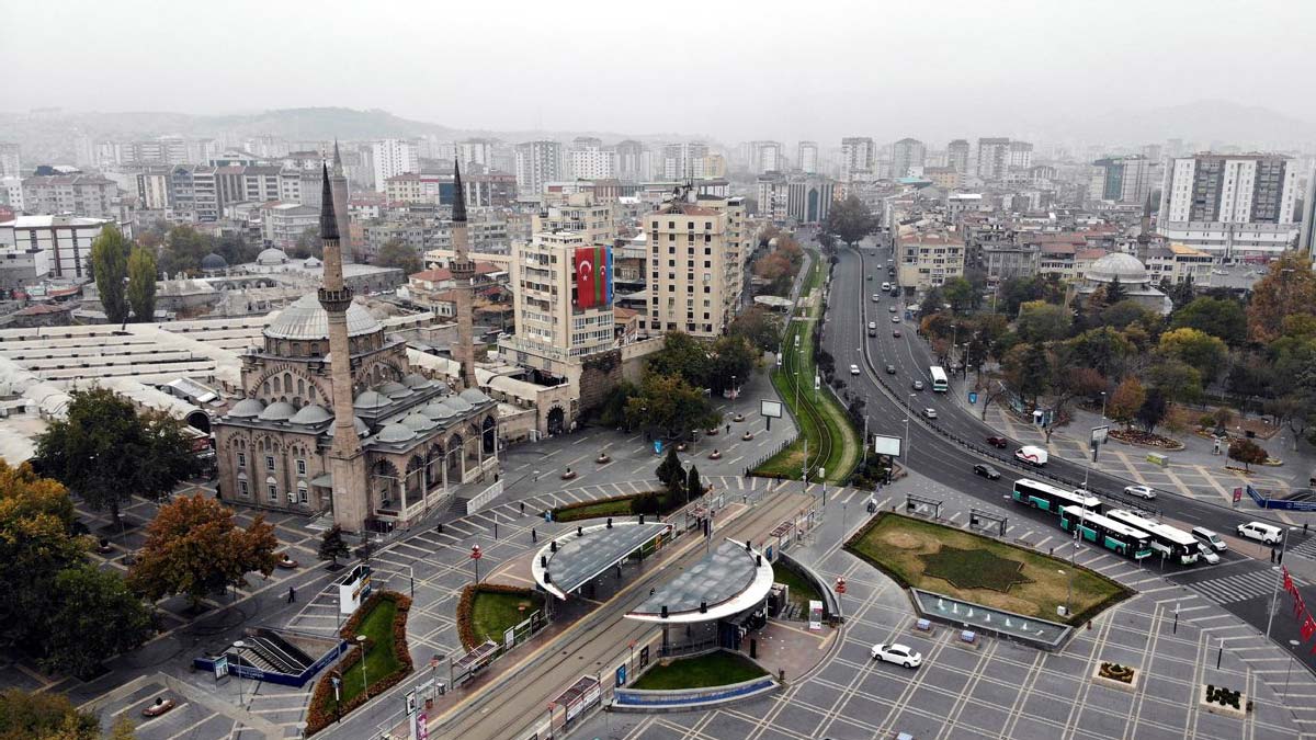 Kafalar karıştı, sokaklar bomboş kaldı