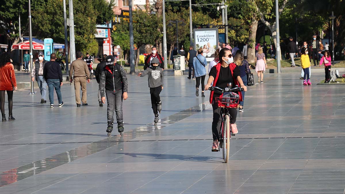 Son dakika! Koca, '8 kat arttı' diyerek çağrı yaptı: Mecburiyet yoksa dışarı çıkmayın!