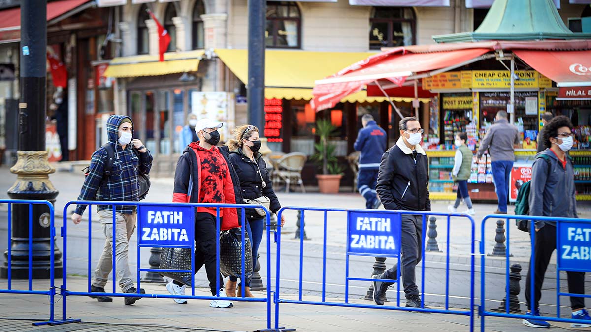 Prof. Dr. Hasan Tezer: Mesafe yoksa maskenin de önemi yok!