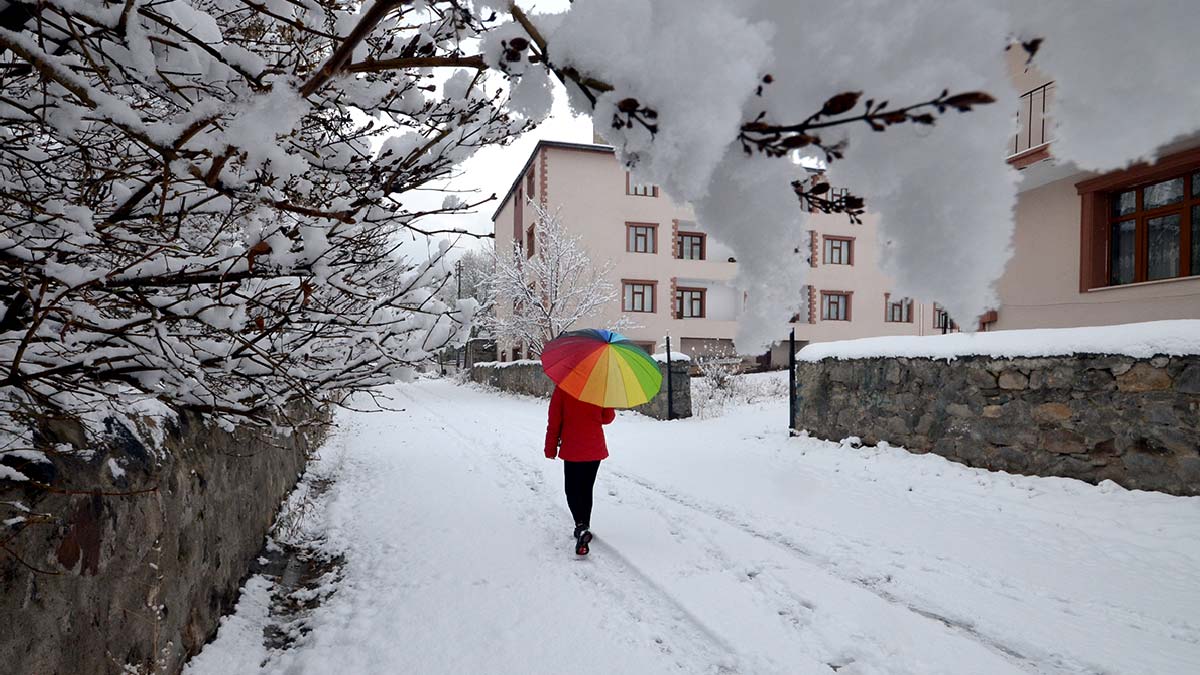 Meteoroloji'den peş peşe uyarılar: Kar, sağanak ve fırtına bir arada geliyor