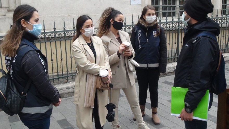 Polislere 'kapa çeneni' diyen turistler soluğu karakolda aldı