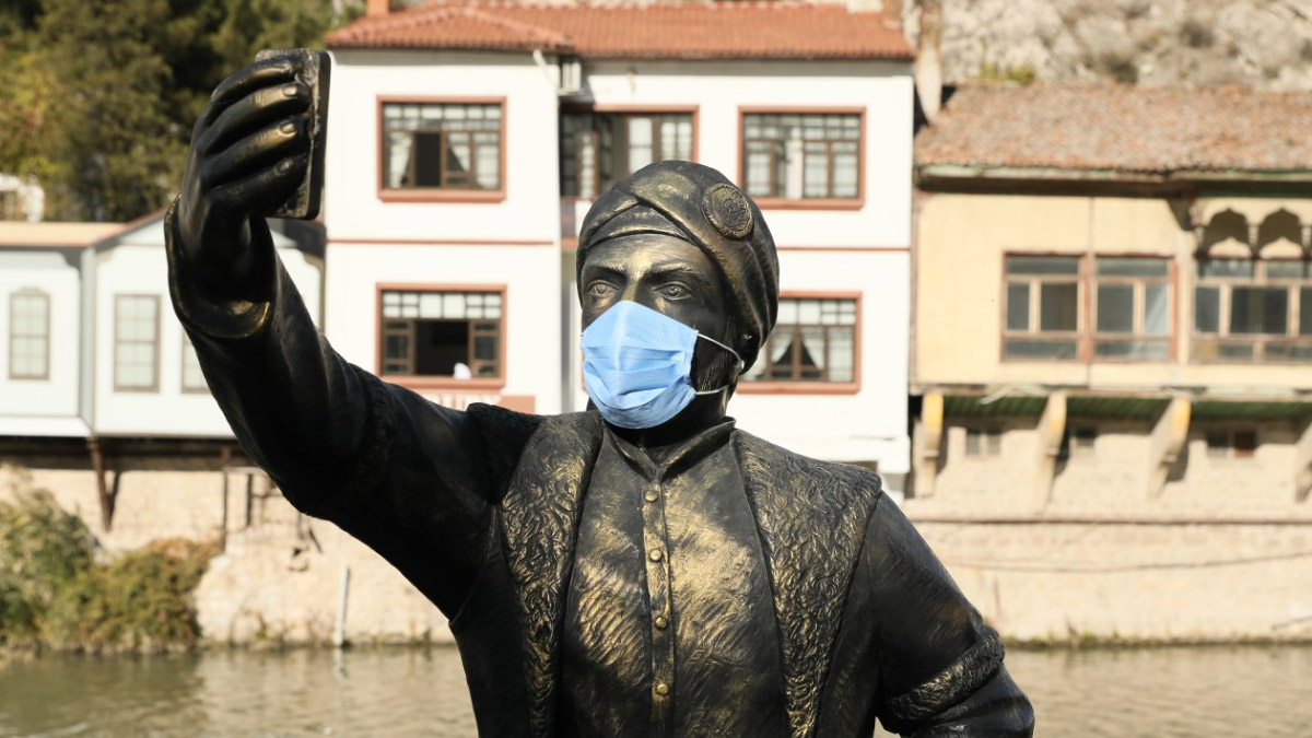 Özçekim yapan şehzade heykeli ile maske mesajı