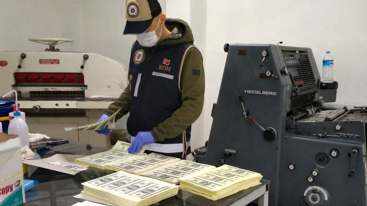 1 buçuk milyonluk sahte dolar son anda ele geçirildi