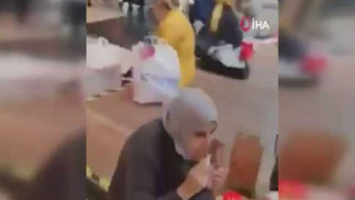 AVM’de yere oturup yemek yiyen vatandaşlar tepki çekti