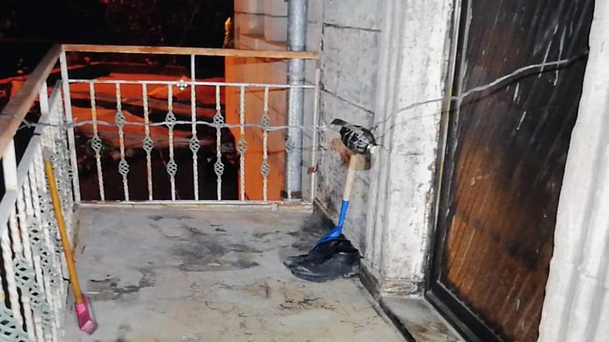 Husumetlisinin kapısına el bombası koydu