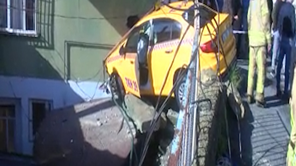 Sarıyer'de ticari taksi eve çarptı