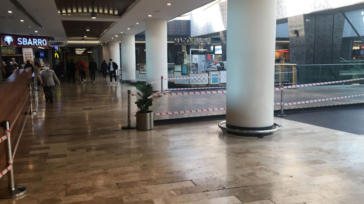 AVM'lerde yerde yemeğe şeritli önlem