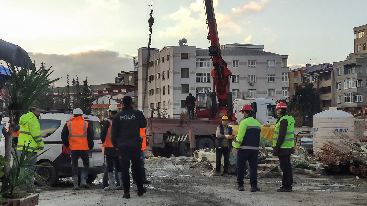 Metro şantiyesinde korkutan kaza! Beton mikseri devrildi