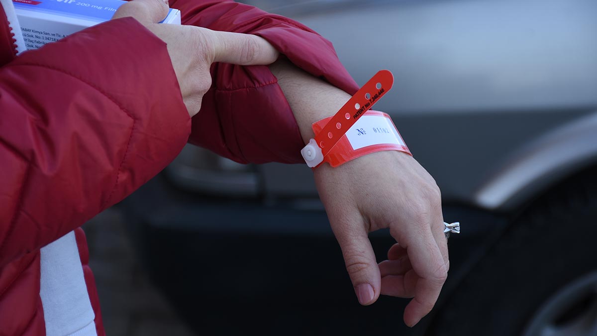 Salgın riskine karşı bileklik uygulaması