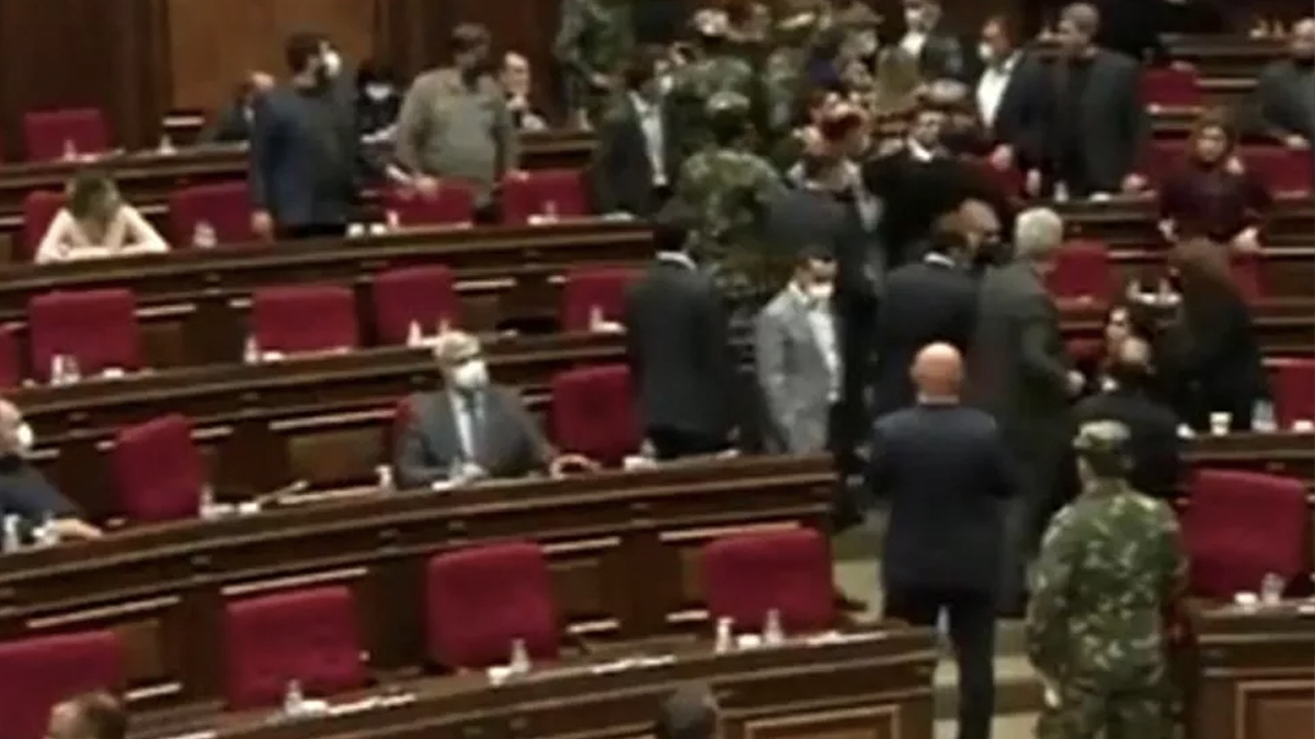 Ermenistan Meclisi'nde Karabağ kavgası: Vekiller birbirine girdi