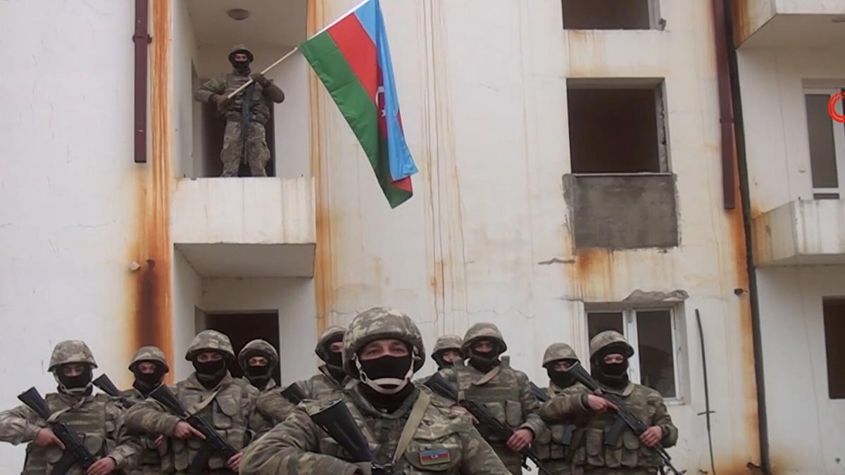 Azerbaycan ordusu Kelbecer'e bayrak dikti