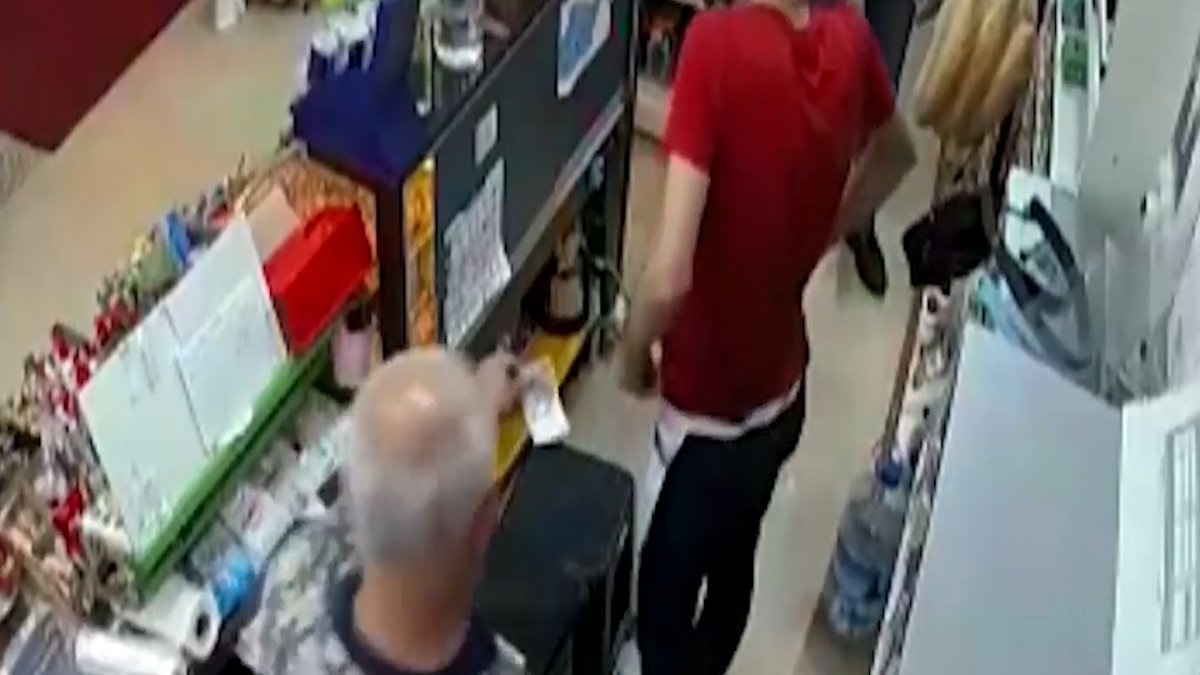 Koronavirüsü yenen midyeciyle önce dalga geçti sonra yaraladı