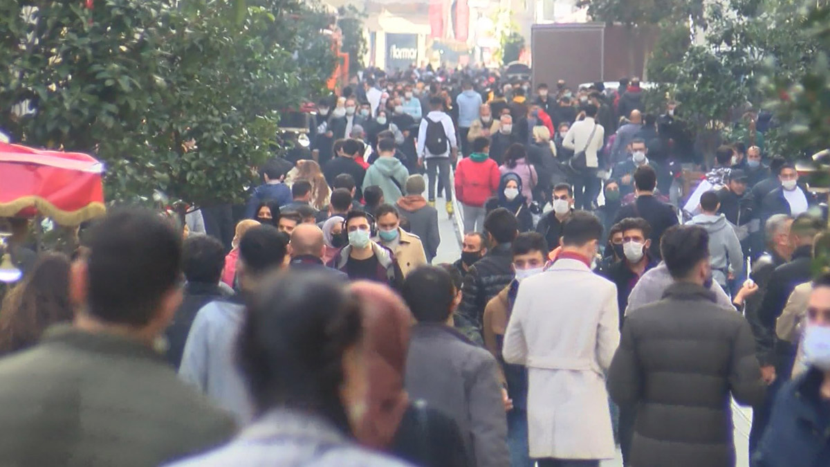 Taksim'de koronavirüs tedbirleri hiçe sayıldı