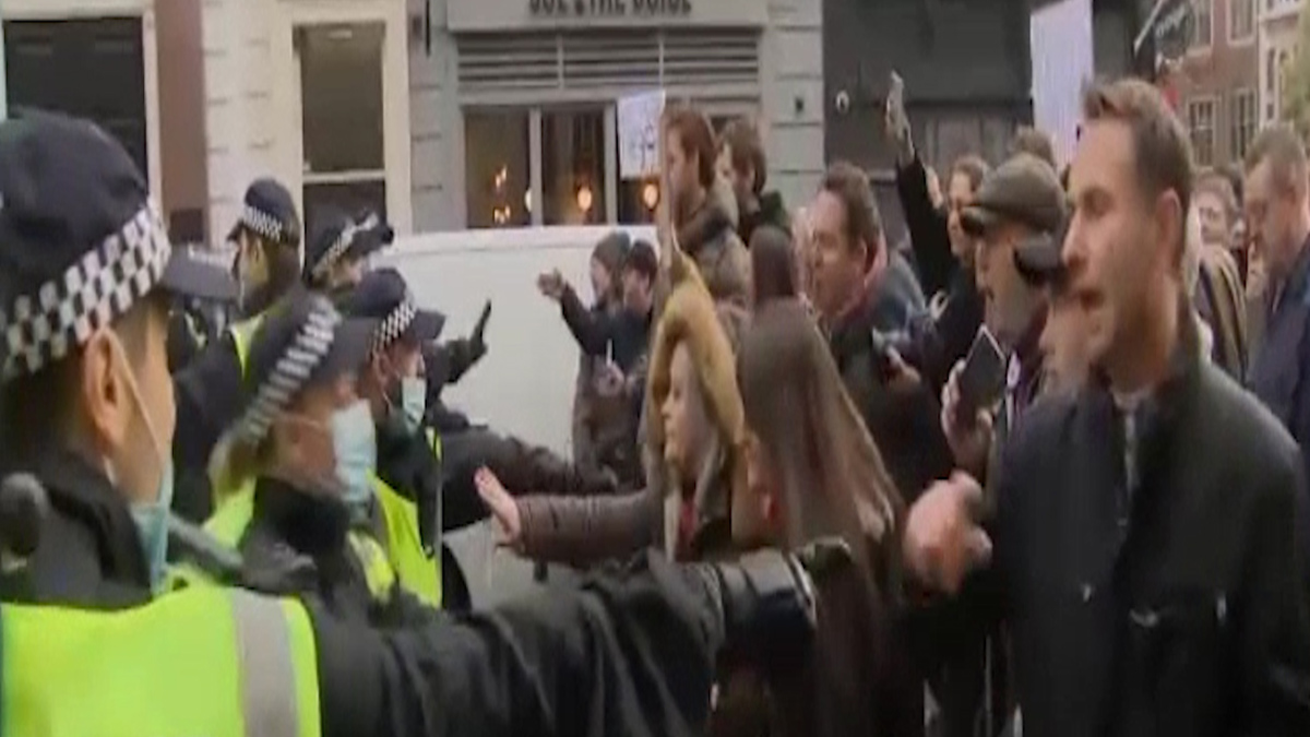 İngiltere'de koronavirüs tedbirlerine protesto