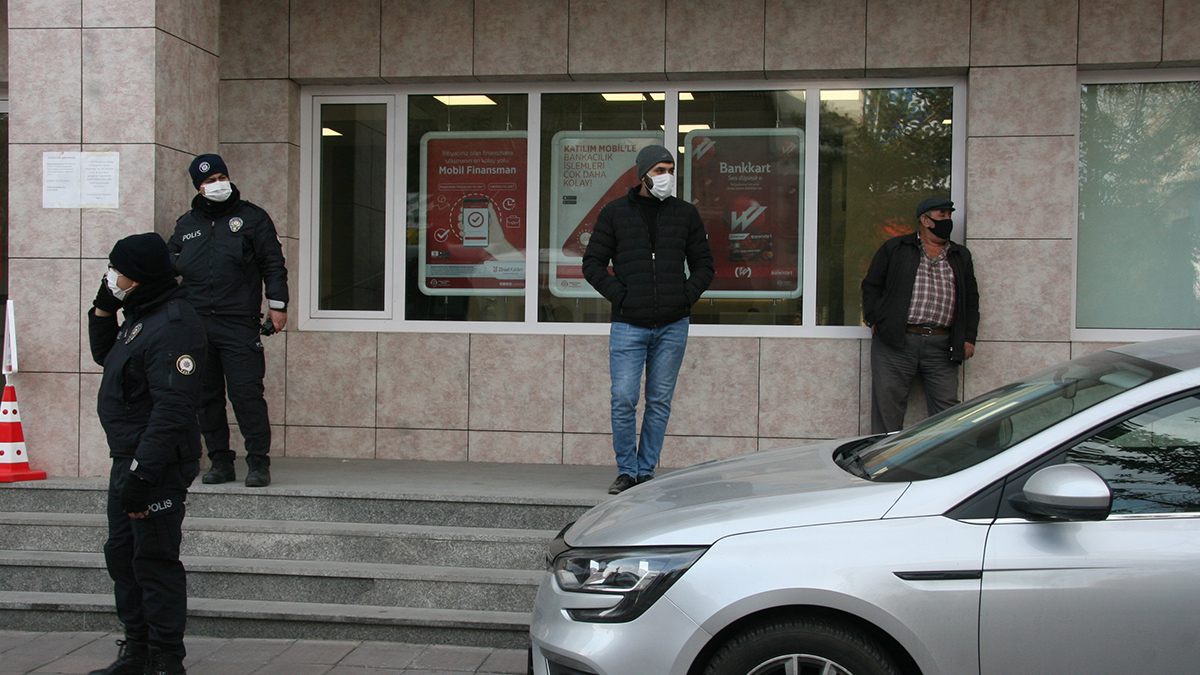 Karantinada olması gerekirken bankaya gitti