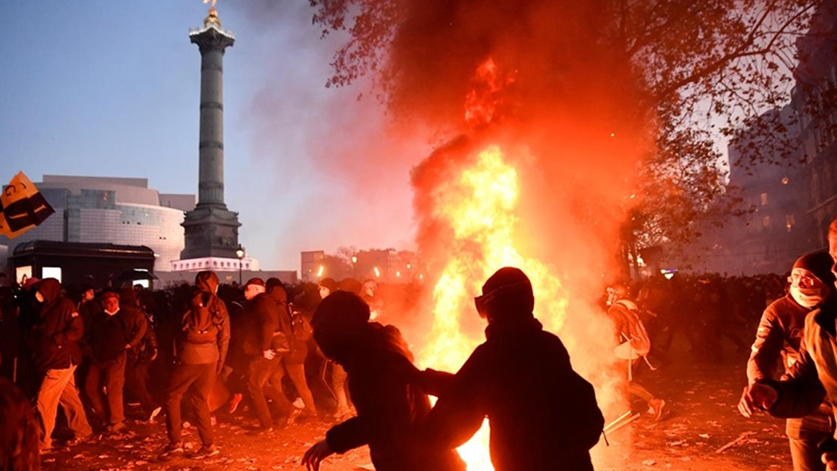 Fransa'da sokakları karıştıran yasa geri çekildi