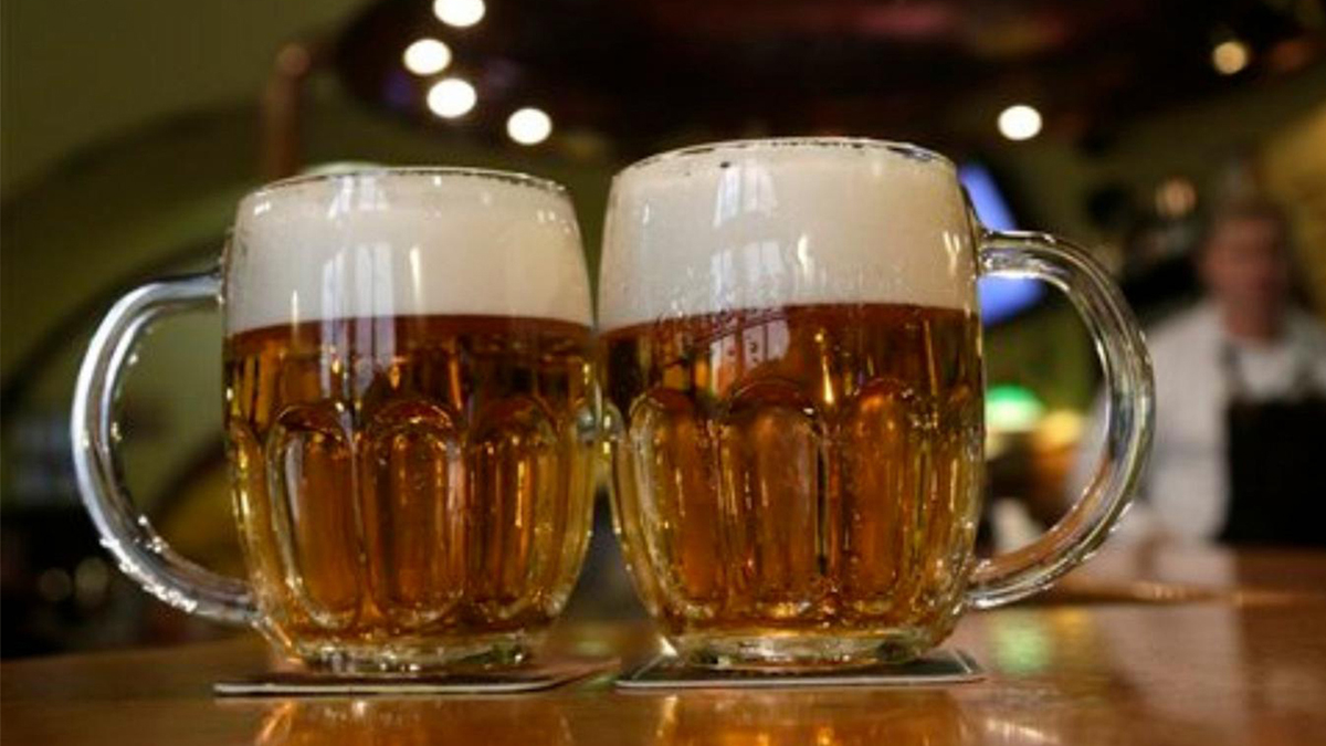 İngiltere'de alkol tüketimine 'yemek' şartı