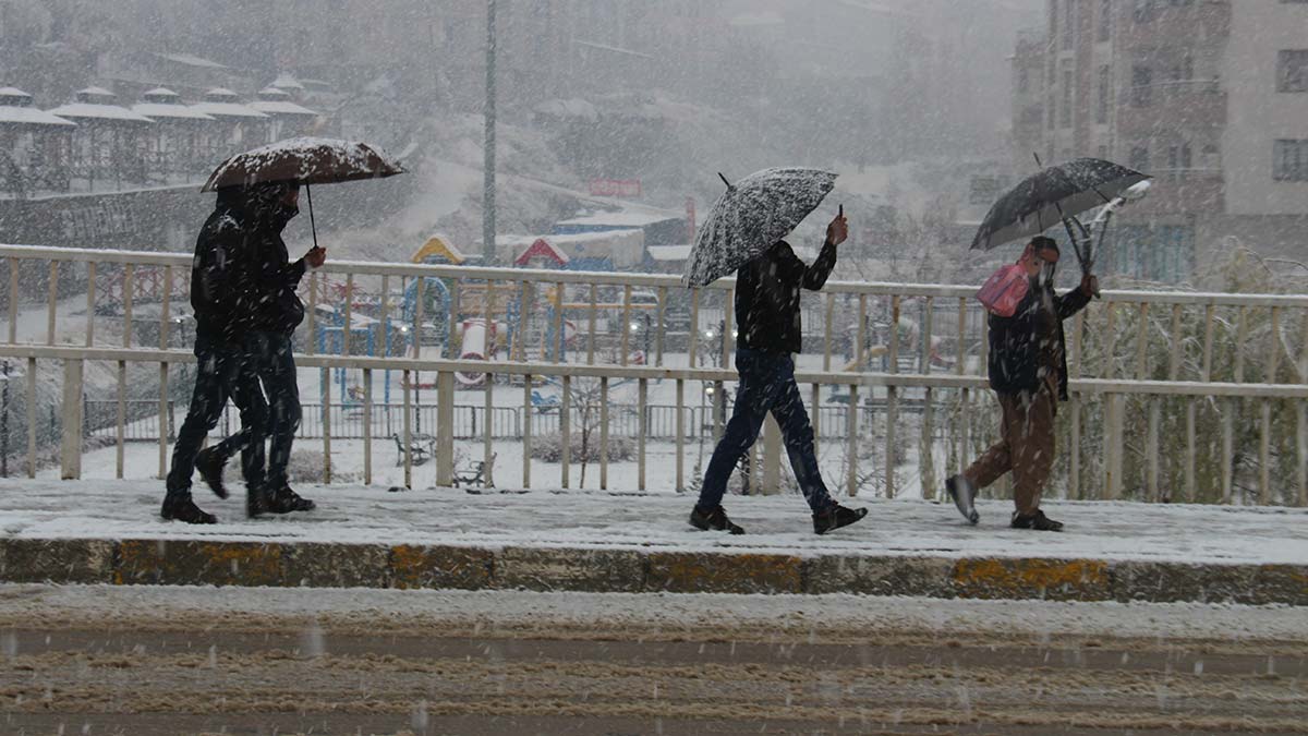 Meteoroloji il il uyardı: Doğuya kar, batıya sağanak geliyor