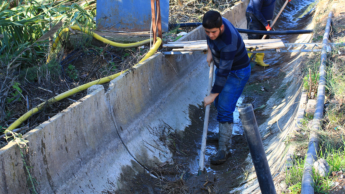 Kumluca ve Finike’de tarımsal sulama kanalları temizleniyor
