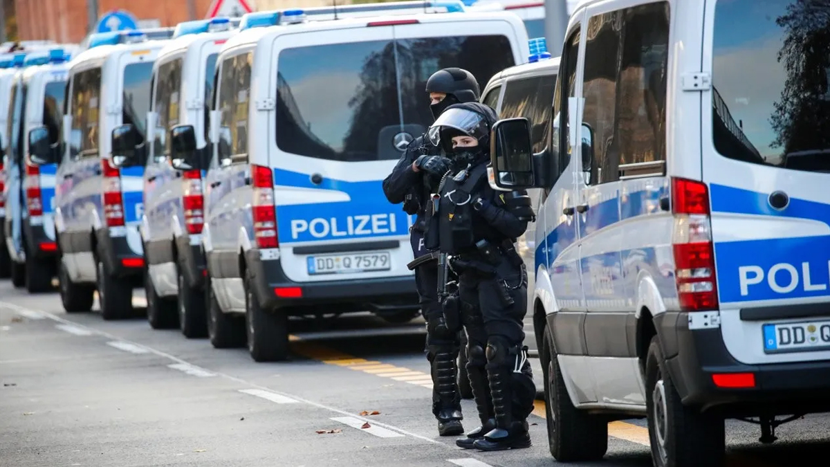 Almanya'da araç yayaların arasına daldı: Ölü ve yaralılar var