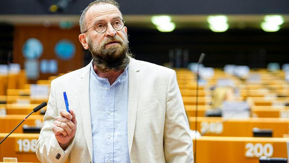 Eşcinsellik karşıtı vekil eşcinsel barda basıldı