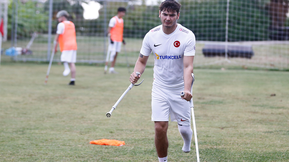 Ampute yıldızımız engelli bireylere örnek oluyor