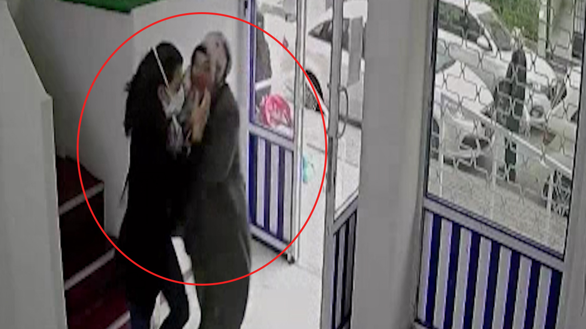 Maskesiz kadın kendisini uyaran doktoru darp etti