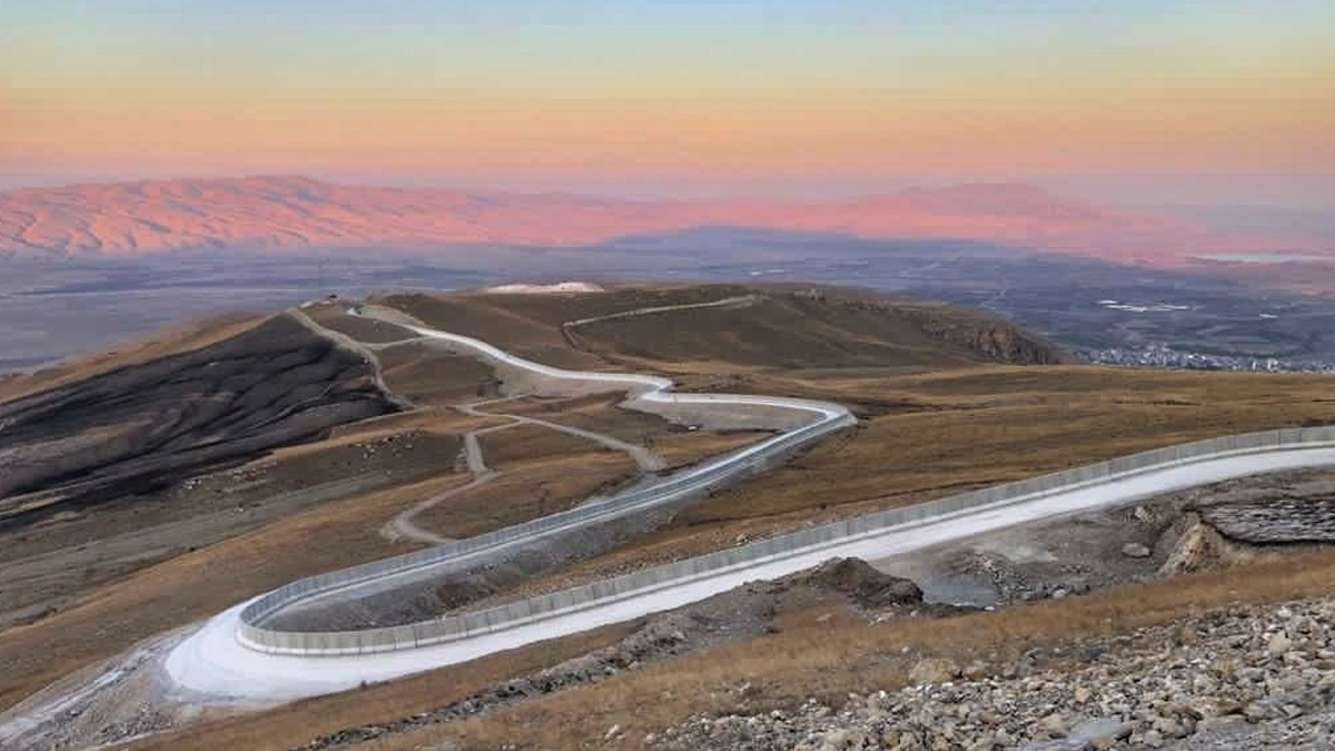 İran sınırına 81 kilometrelik duvar İran sınırına 81 kilometrelik duvar
